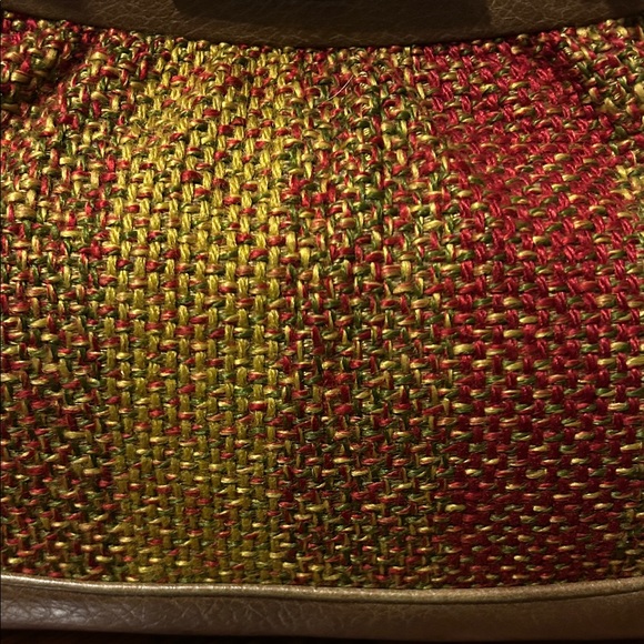 Vintage woven bag with metal clasp. Straps are not real leather, super cute bag! - Picture 3 of 8